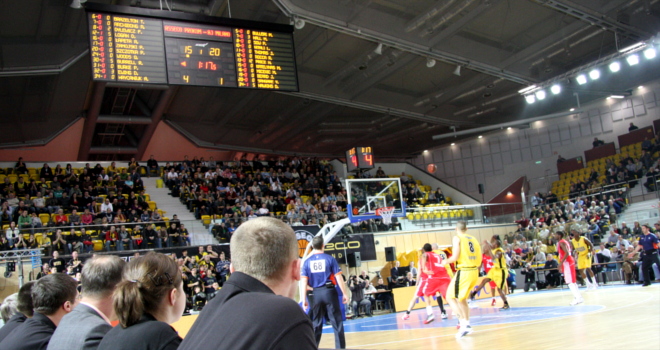 Tablica wyników w hali sportowej